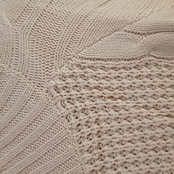 Elegant Beige Cable Knit Sweater - Picture 4 of 8